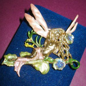 "KIRKS FOLLY RARE/SIGNED  LOVELY NUDE SURROUNDED IN FLOWERS & FOLLY DUST BROOCH"
